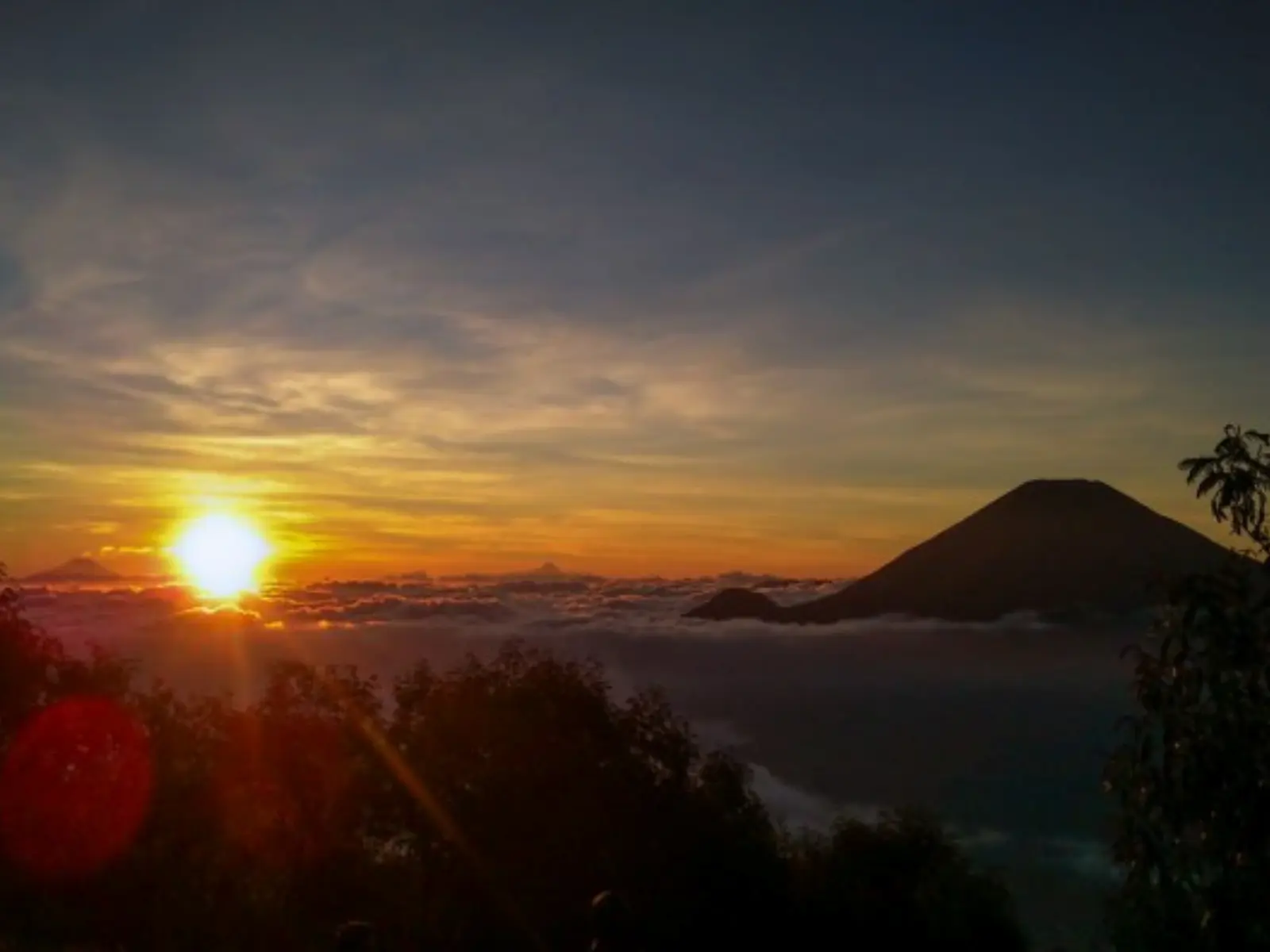Sunrise Gunung Sumbing dengan panorama pegunungan Jawa Tengah